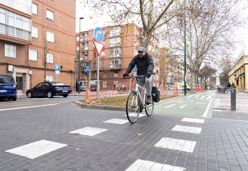 DaniTomix's tweet photo. Los pasos de ciclistas con prioridad ciclista, esten o no junto a un paso de cebra o paso de peatones, están señalizados generalmente de forma muy poco visible para el enorme peligro que entrañan.

Mini hilo 👇

#Tráfico #Ciclistas #CarrilBici #DGT #SeguridadVial https://t.co/tjNK7tfMZG