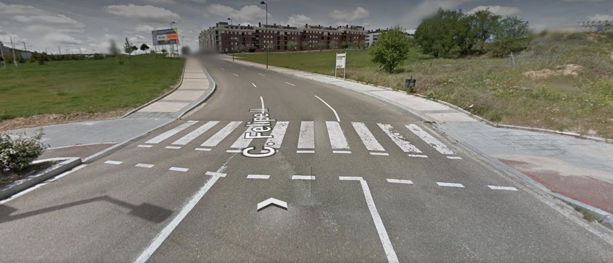 DaniTomix's tweet photo. Los pasos de ciclistas con prioridad ciclista, esten o no junto a un paso de cebra o paso de peatones, están señalizados generalmente de forma muy poco visible para el enorme peligro que entrañan.

Mini hilo 👇

#Tráfico #Ciclistas #CarrilBici #DGT #SeguridadVial https://t.co/tjNK7tfMZG
