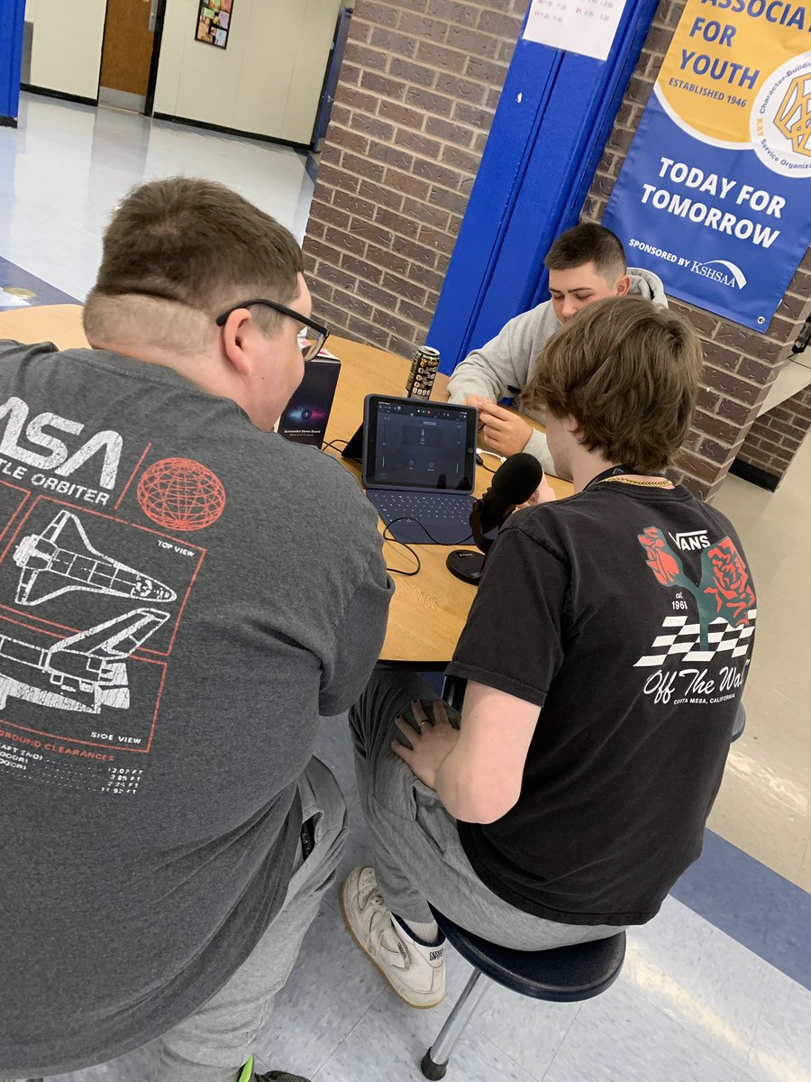 MuellerTeach's tweet photo. Love getting our #applelearningcoach on! Thanks @johnnyeducation @kylepace @VlamisMath @hiebert_amy @MistyFaudel @santoya_14 @Luv4Students #440proud #muellerisamazing #muelleristheruler #440apls #clips #engagement #garageband #iMovie #keynote @AppleEDU https://t.co/AOqr4JpPfu