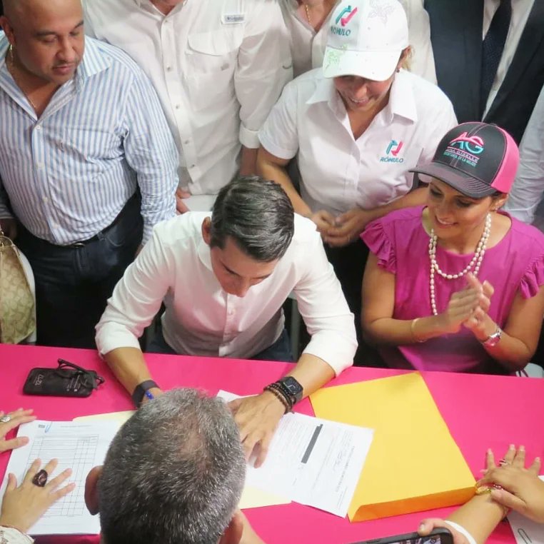 Anagrosas's tweet photo. Un gran día, acompañando al próxmo Presidente de Panamá, Rómulo Roux en su postulación, elecciones primarias del Partido @CaDemocratico.

Nosotras somos #MujeresProtagonistas.

#MujeresPorElCambio #HacerLasCosasBien #RomuloPresidente #CDRumboal2024 @romuloroux @SecMujerCD https://t.co/CI6w2xQFdh