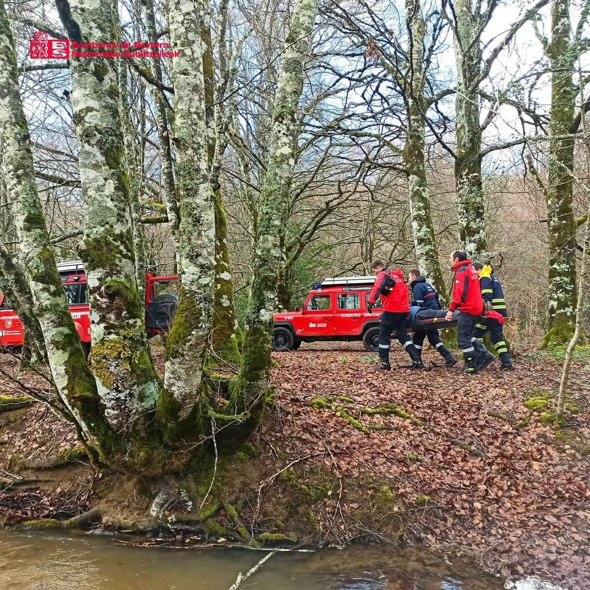 bomberos_na's tweet image. Intervenimos esta mañana en #Espinal para socorrer a un peregrino lesionado al cruzar una regata crecida con las lluvias

#ParqueBurguete