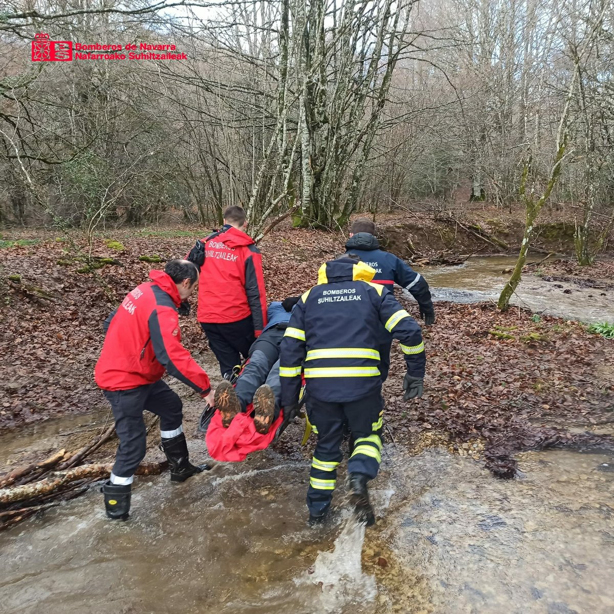 bomberos_na's tweet image. Intervenimos esta mañana en #Espinal para socorrer a un peregrino lesionado al cruzar una regata crecida con las lluvias

#ParqueBurguete