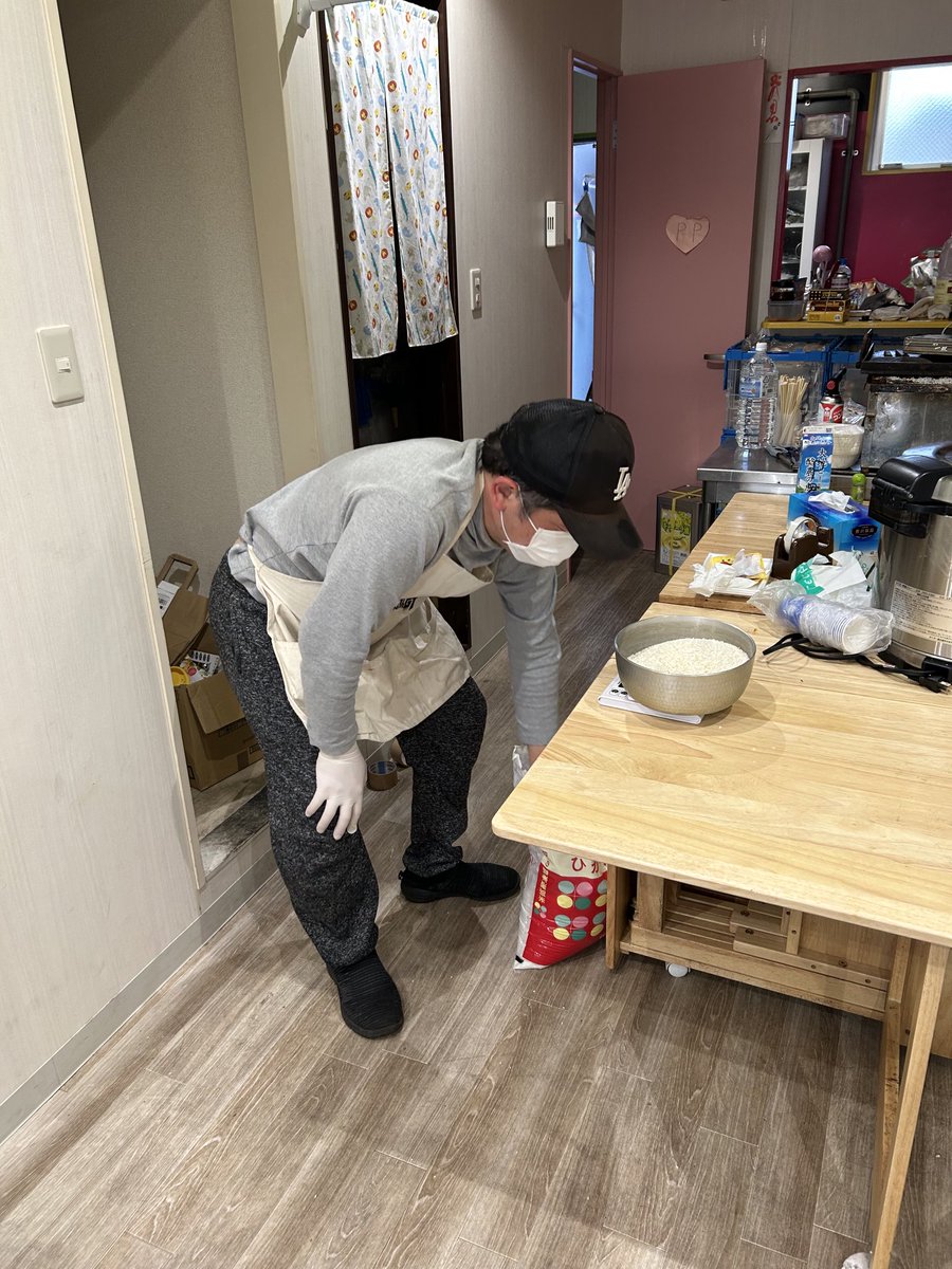 sunada_takeshi's tweet photo. 選挙期間中ですが、昨日の夕刻に『子ども食堂 七福尽』さんを訪問。炊き出し（ホームレスの方々のお弁当）の準備を見学。来週の月曜は炊き出しをお配りするお手伝いをさせていただくことになりました。お役に立てればイイんですが？ https://t.co/DA9uBfFW2U