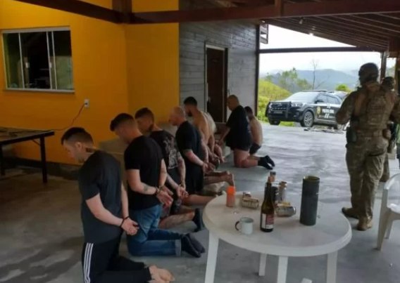 Metropoles's tweet photo. Grupo neonazista de SC recrutava jovens de outras células, diz polícia

Organização neonazista utilizava a internet e encontros presenciais para recrutar jovens radicalizados. Dez integrantes já foram presos

Leia: https://t.co/bnh6J935gp https://t.co/WgrmzBmPM6