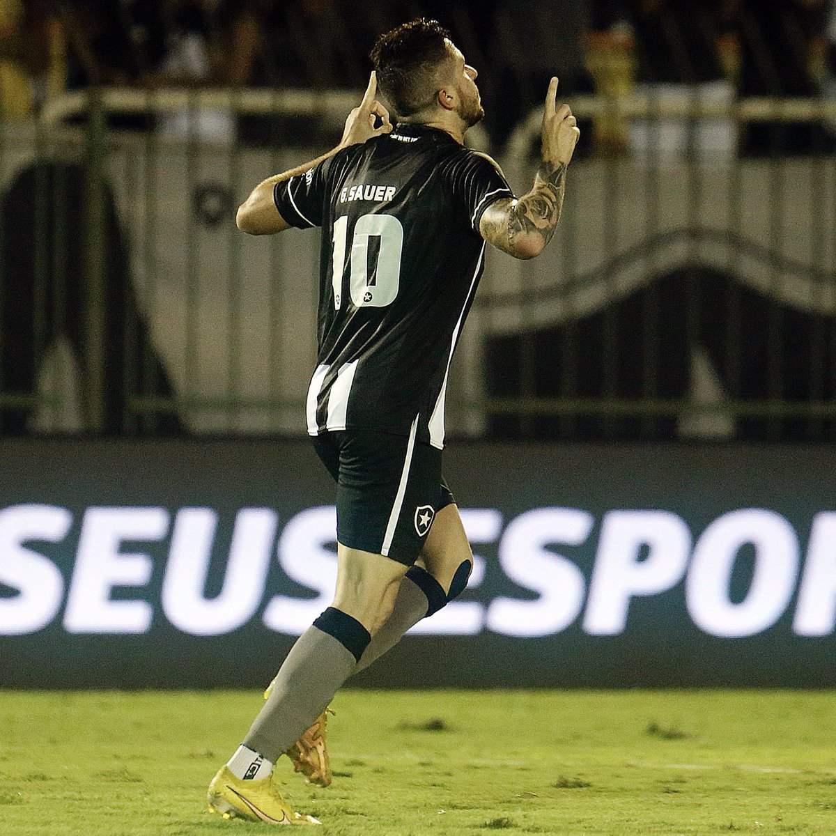 botafogo_store's tweet photo. Decisivo! 1️⃣0️⃣🔥 #BotafogoStore 

🔗Garanta e personalize sua camisa no link da bio 

📸Vitor Silva/ BFR https://t.co/uUrw5LjlDb