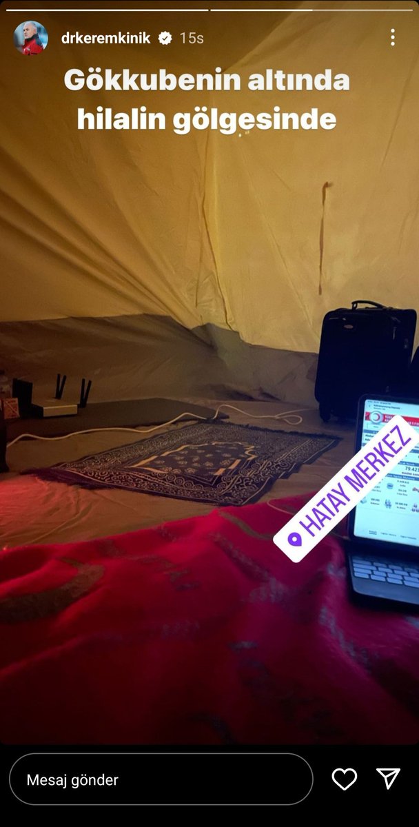 Şu vakit aklıma ne geldi biliyor musunuz? Depremin ilk günleri, annem kalp hastası, babam 80 küsür yaşında iki büklüm buz gibi havada arabada, benzin az,elektrik yok şarjları az arayamıyoruz sık sık. Sonra Kerem Kınık bu fotoğrafı paylaştı instagramda, ayağının üstünde yün bir