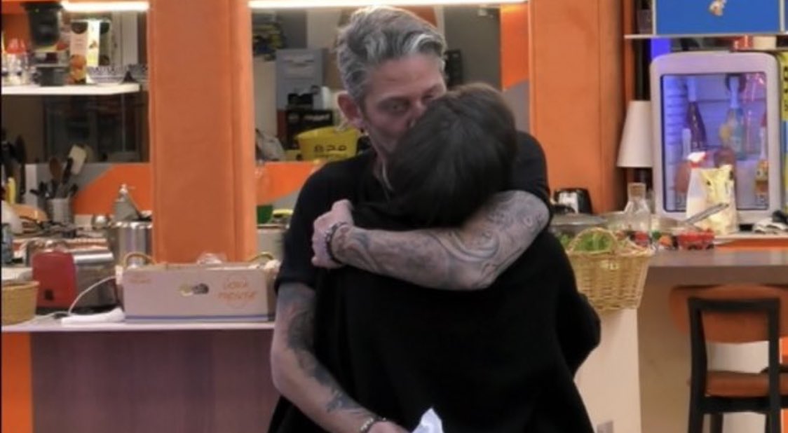 enzaraia1's tweet photo. 😢😢sta finendo tutto....arriverderci 😢😭😘 https://t.co/zm0aJO3bR3
