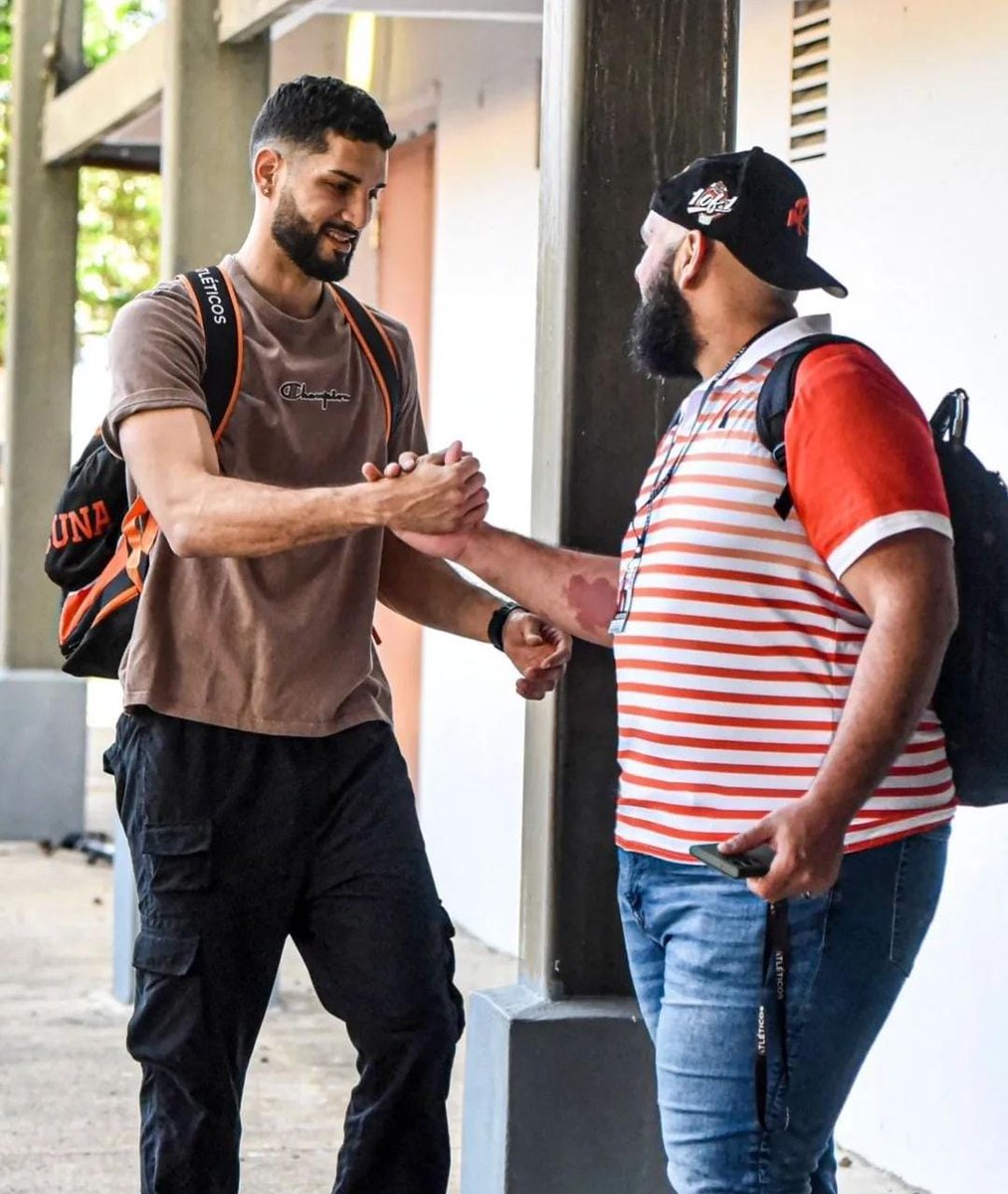 MinistroBasket's tweet photo. Josue Erazo saluda a Xavier Aponte https://t.co/zPhDINSpIh