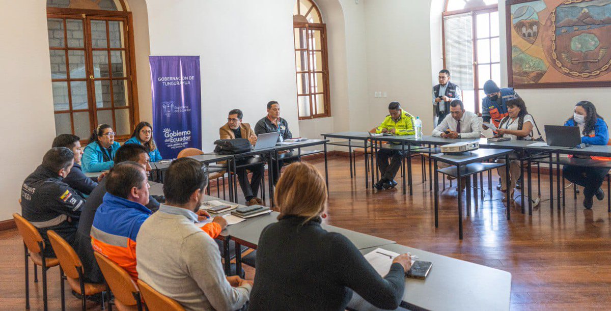 ECU911Ambato's tweet photo. [ACTIVACIÓN]

@JosLuisChamor19, Director Zonal de Operaciones del #ECU911 participó del GT (Grupo de trabajo), convocado por la @GoberTungurahua, aquí se presentó y aprobó el Plan de Contingencia en #Tungurahua por el feriado nacional de Semana Santa.

#911EsMásQueUnNúmero https://t.co/IXgo4jP3vd