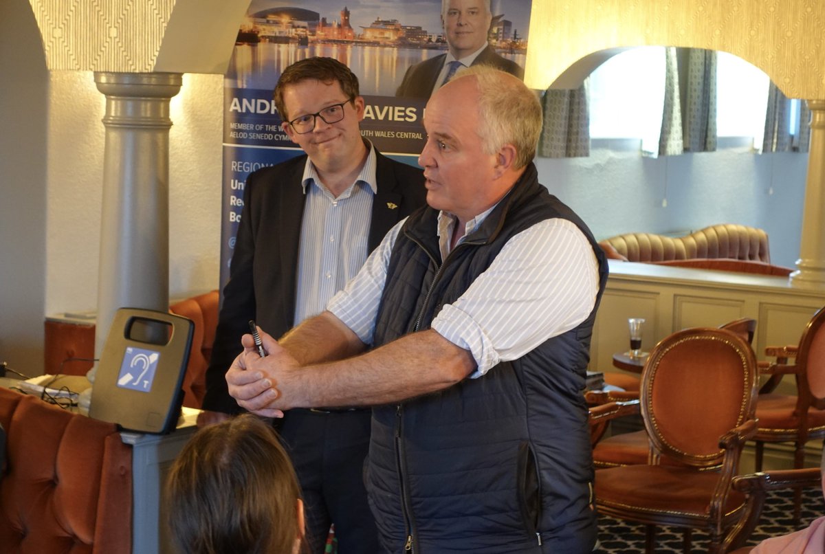 AndrewRTDavies's tweet photo. This evening, we brought Politics and a Pint to Cardiff.
Last week in the Rhondda, the government’s measures to stop the boats proved popular.
Tonight, there was no support for Sturgeon’s Gender Recognition Bill.
People don’t back Labour calls to bring it to Wales. https://t.co/xWE7nulEhv