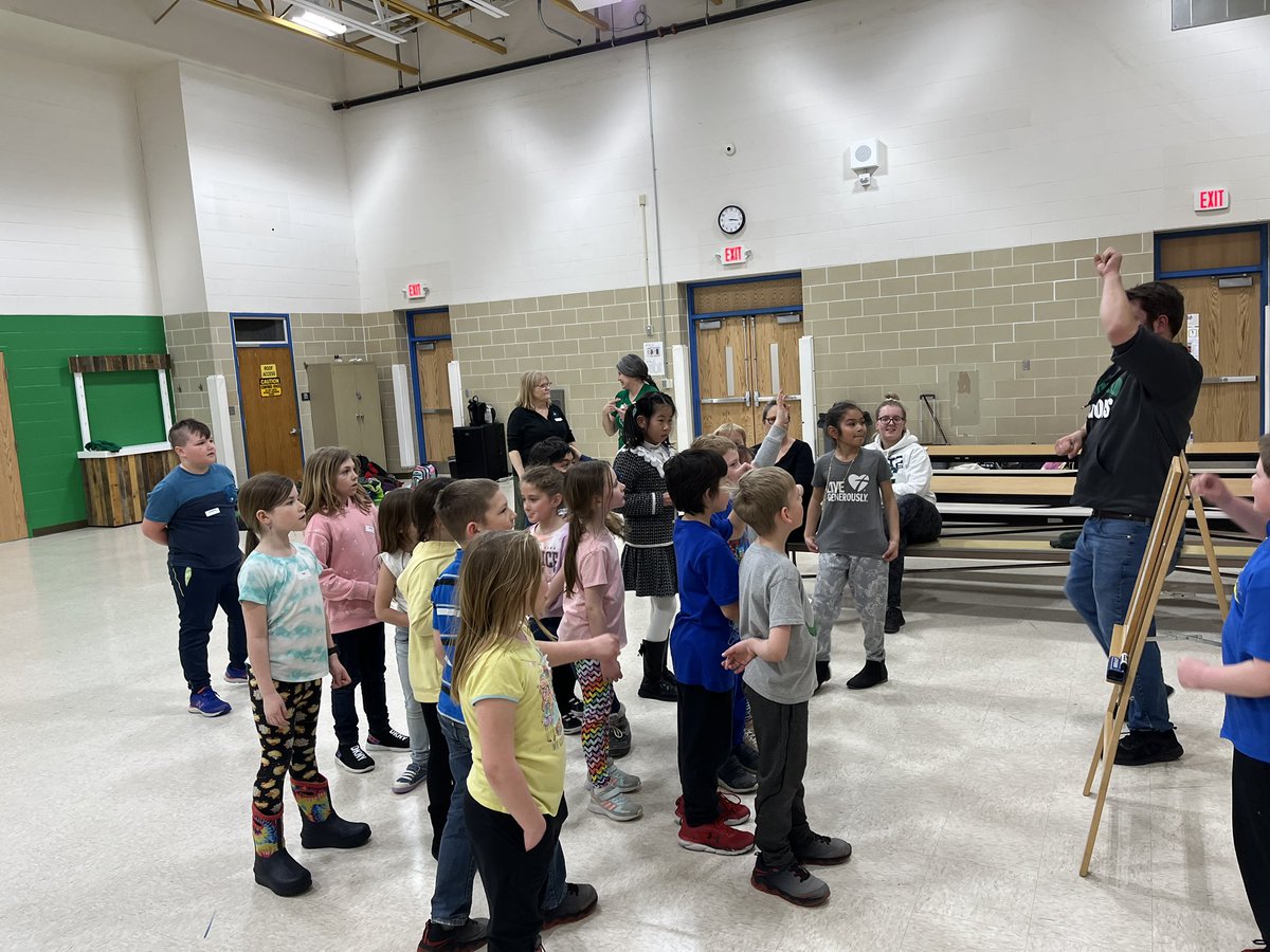 c_colson's tweet photo. Lake Ripley Elementary’s first day of 2nd grade Sign Language Club!  Fun to see them learning to communicate differently. #golitch https://t.co/yYP5WHHmcQ