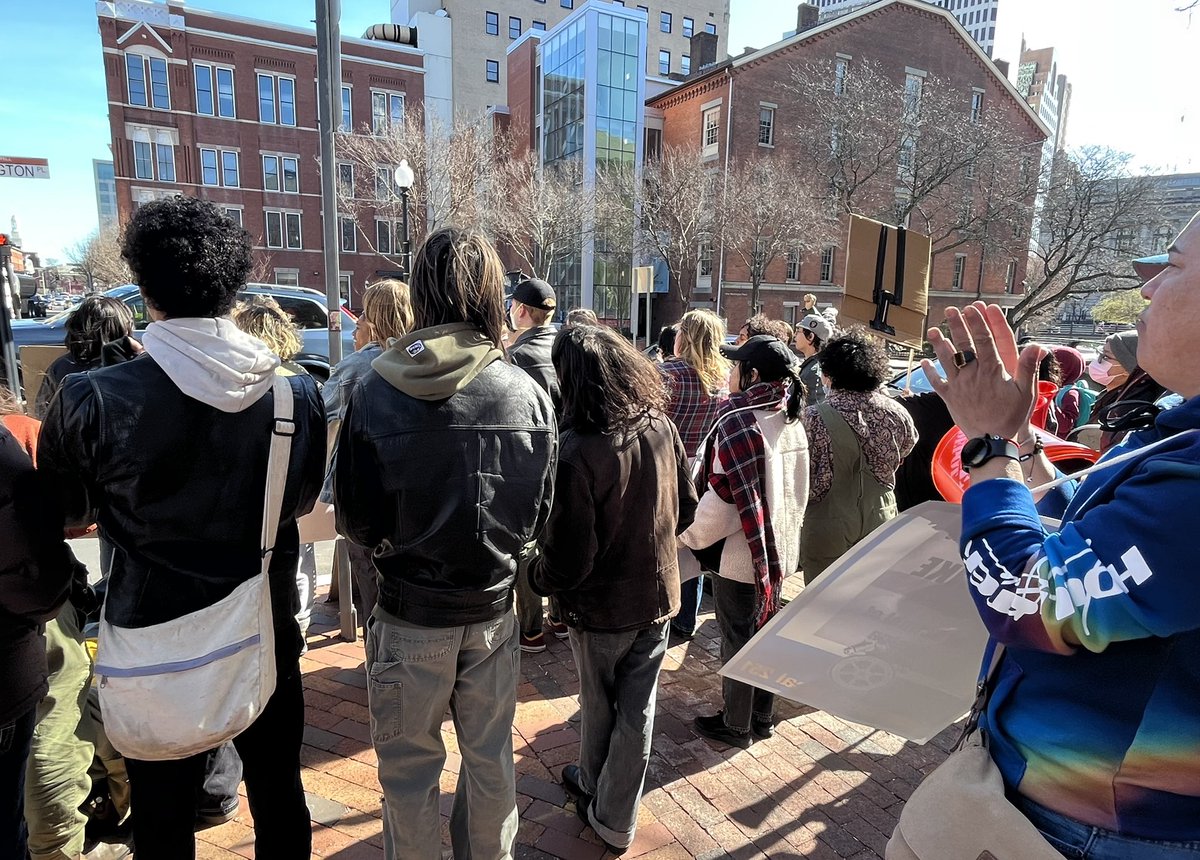 Despite being a large, private university with an endowment worth over $300 million — @RISD has failed to offer a fair labor agreement with their ESSENTIAL custodians, movers, and groundskeepers.

Our frontline workers deserve living wages, shame on @RISD! #PowerToTheWorkers
