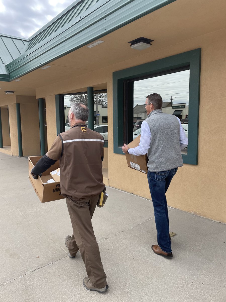 I had a blast delivering packages with @UPS driver, Jerod, and chatting with Iowans in Denison on my #36CountyTour.

In Congress, I’m working every day to DELIVER for #IA04 families, farmers, main street businesses, and our rural communities.