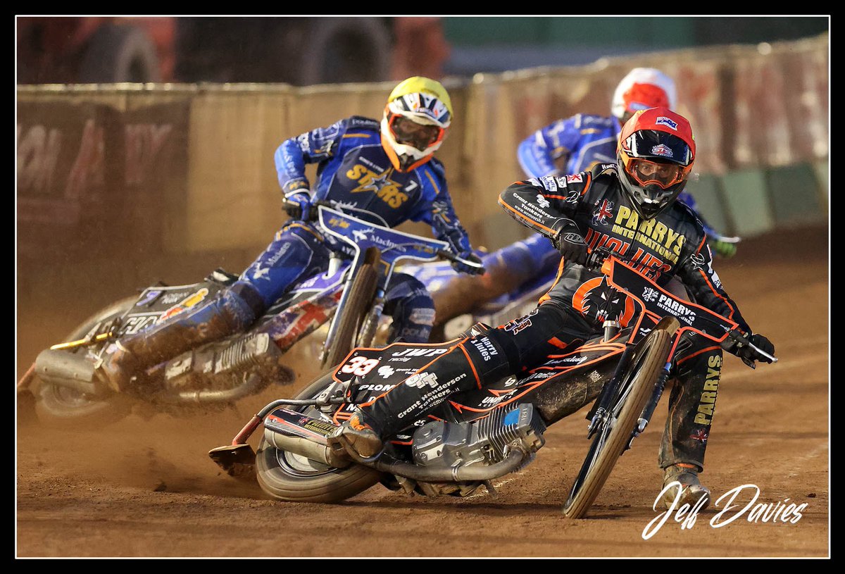 jeffdavies170's tweet photo. Sam Masters under the beautiful new lights at Wolverhampton. 👍🏽 https://t.co/0PvzDAVbeO