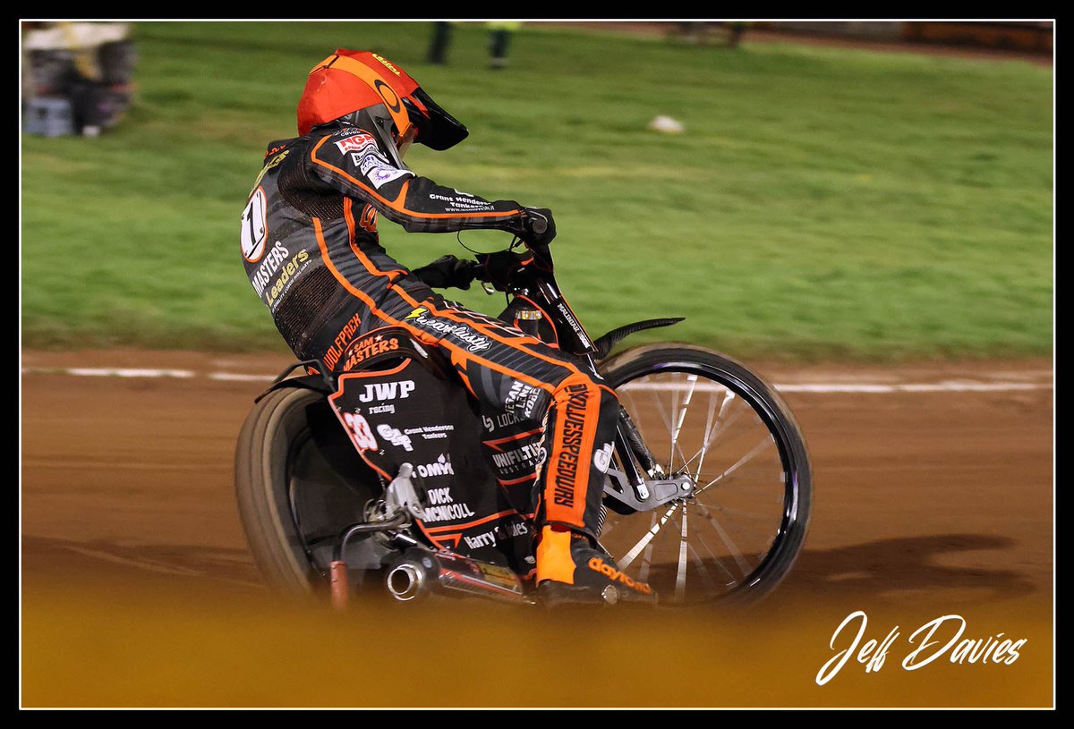 jeffdavies170's tweet photo. Sam Masters under the beautiful new lights at Wolverhampton. 👍🏽 https://t.co/0PvzDAVbeO