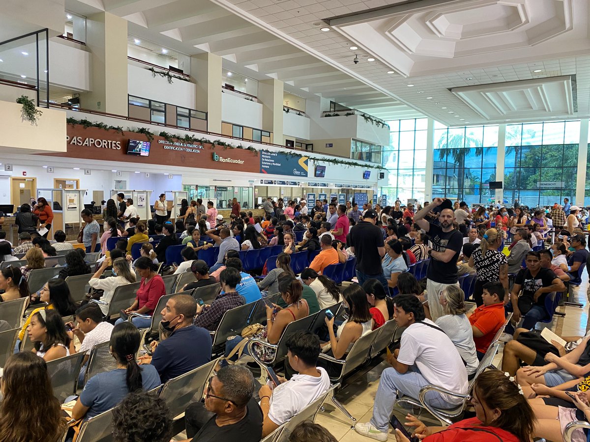 ALBERTOACOSTAB's tweet photo. No fue concierto de Bad Bunny... sino tratar de renovar un PASAPORTE.

Tiempo “RÉCORD”: cita a los 6 meses, y tramitación de 3 horas y 41 minutos.

INDOLENCIA hacia la Ciudadanos, pero cobran CARO ($90, el TRIPLE que un pasaporte europeo que permite entrar SIN VISA a más países). https://t.co/TXk5MHwzC4