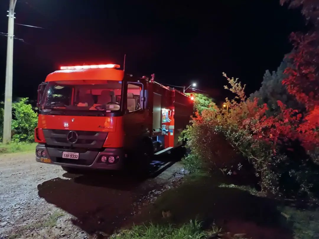 4bbmcbmrs's tweet photo. O CBMRS por meio do 5º Pelotão de Bombeiro Militar (5°PelBM) com sede no Município de Santiago, atendeu no último dia vinte e nove, ocorrência envolvendo corte de árvore.
A árvore caiu sobre o muro de uma residência e não teve vítimas. https://t.co/2MC0UDj1Mp