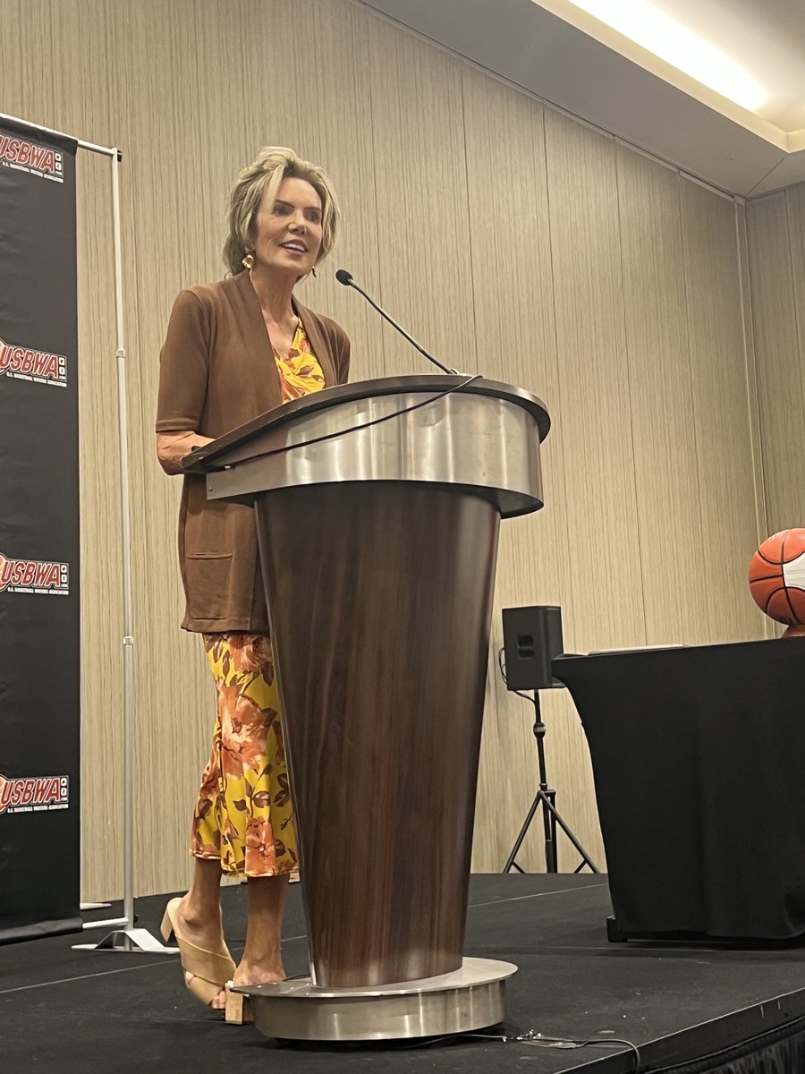 LeslieAnneWade's tweet image. Lesley Visser ⁦@USBWA⁩ Hall of Fame!  #Uncontested #Cheers friend and hero!