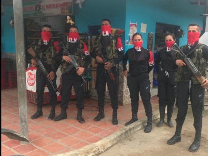 FachoFercho's tweet photo. Weon! muy play esta nueva guerrilla, mk. Todos recien bañados, motilados y estrenando Nike. Esa foto debe ser en el parque de la 93, mk. https://t.co/yKtW9JFO3U