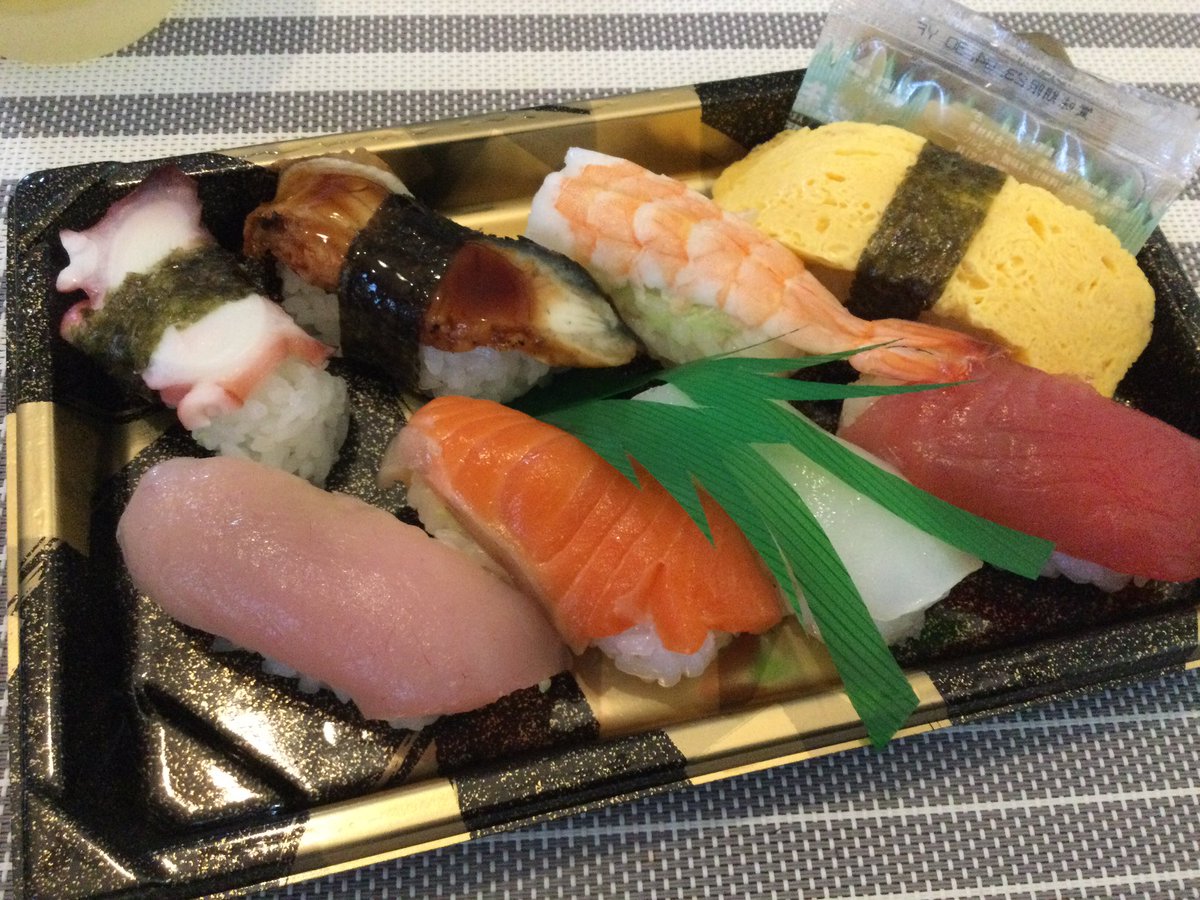 お魚市場で600円の寿司買ってきた。 ワンコインとまでいかないけど 安いよね？ 🍣🍣🍣🍣🍣🍣🍣🍣