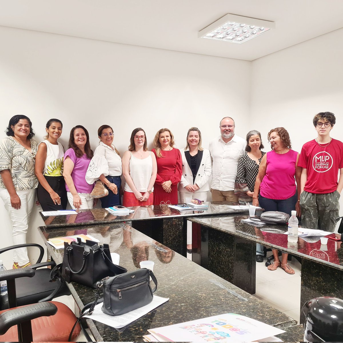 andressapelland's tweet photo. Estou voltando de 4 dias de agendas no Piauí. Iniciamos a jornada dialogando com os movimentos sociais e com a comunidade educacional, a partir do Comitê PI da @camp_educacao. Em seguida, viajamos pelo estado conhecendo mais da realidade local - assim como suas belezas. E hoje encerramos mais esse trabalho em campo, em diálogos com MP, TCE, secretarias de educação e relações sociais, e com a Uespi, trazendo as pautas levantadas na sexta e pontos nacionais de agenda, como financiamento adequado e accountability; necessário compromisso com a implementação da legislação educacional, especialmente dos planos; e descontinuidade de políticas como a militarização de escolas (e desmilitarização das que foram militarizadas) e a revogação do novo ensino médio. Como nosso Comitê afirma, é um 'rosário' de desafios e precisamos superar as ladainhas. Compromissos firmados e agora e exercer a continuidade desse diálogo e construção democrática.