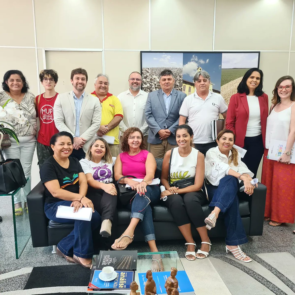 andressapelland's tweet photo. Estou voltando de 4 dias de agendas no Piauí. Iniciamos a jornada dialogando com os movimentos sociais e com a comunidade educacional, a partir do Comitê PI da @camp_educacao. Em seguida, viajamos pelo estado conhecendo mais da realidade local - assim como suas belezas. E hoje encerramos mais esse trabalho em campo, em diálogos com MP, TCE, secretarias de educação e relações sociais, e com a Uespi, trazendo as pautas levantadas na sexta e pontos nacionais de agenda, como financiamento adequado e accountability; necessário compromisso com a implementação da legislação educacional, especialmente dos planos; e descontinuidade de políticas como a militarização de escolas (e desmilitarização das que foram militarizadas) e a revogação do novo ensino médio. Como nosso Comitê afirma, é um 'rosário' de desafios e precisamos superar as ladainhas. Compromissos firmados e agora e exercer a continuidade desse diálogo e construção democrática.
