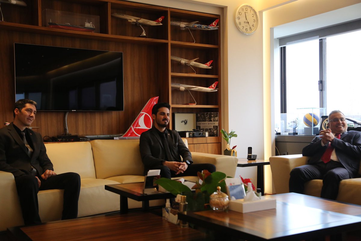 utedmedya's tweet photo. UTED yönetimi olarak Türk Hava Yolları Yönetim Kurulu Başkanı Sayın Ahmet Bolat’a ziyaret gerçekleştirilmiştir.
Ziyaret esnasında kendilerinin derneğimize gösterdiği samimi ilgi ve destekten ötürü teşekkür ediyoruz. @TurkishAirlines @TurkishTechnic #ahmetbolat #thyteknik https://t.co/i3OwPJtKYi