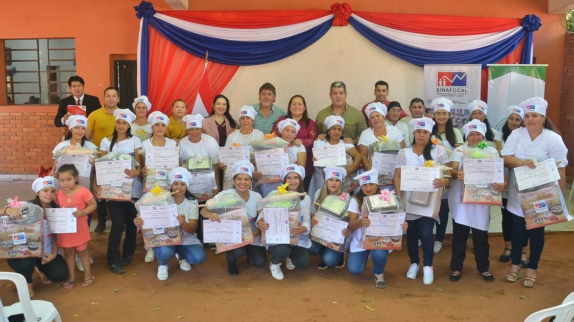 Sinafocal's tweet photo. Durante la graduación, a cada beneficiaria les fueron otorgadas kits varios, que consisten en: cinco bandejas, un sartén, tres bols, un pincel de silicona, un palote, un bastidor, un espumadera, cinco cacerolas, entre otras herramientas.

🌐 Mas detalles:  https://t.co/xYBqPnuUvM https://t.co/XHR11dOXRr