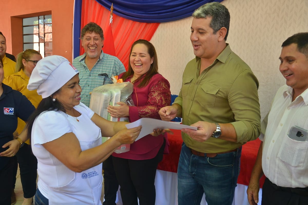 Sinafocal's tweet photo. 👨🏻‍💻 Con la presencia del Secretario Técnico del @SINAFOCAL, Econ. Alfredo Mongelós se realizó la entrega certificados y kits de emprendimientos a 25 mujeres quienes fueron beneficiadas con el curso de Elaboración y Comercialización de Alimentos, impartido en la ciudad de Ypané.🧵 https://t.co/Xvk0nIuqmo