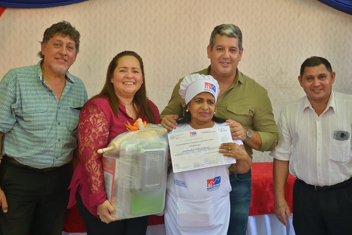 Sinafocal's tweet photo. 👨🏻‍💻 Con la presencia del Secretario Técnico del @SINAFOCAL, Econ. Alfredo Mongelós se realizó la entrega certificados y kits de emprendimientos a 25 mujeres quienes fueron beneficiadas con el curso de Elaboración y Comercialización de Alimentos, impartido en la ciudad de Ypané.🧵 https://t.co/Xvk0nIuqmo