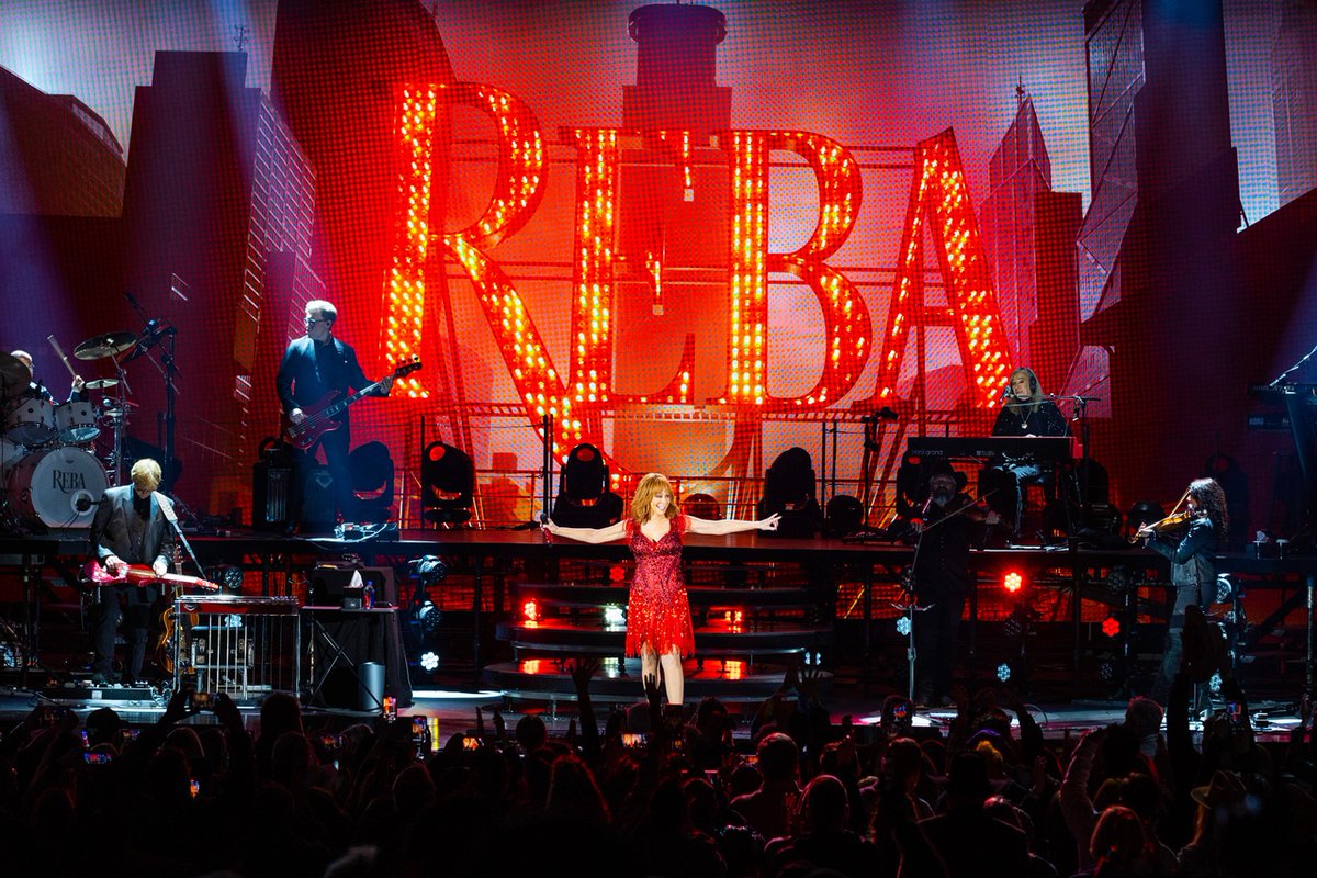 reba's tweet image. What a magical night we had at the @HollywoodBowl this weekend, thank you so much to everyone who came out and made it such a special night! #RebaInConcert