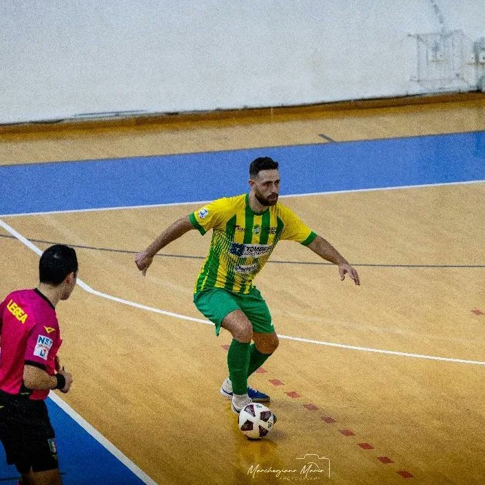entorno5x5's tweet photo. ⬆️ Ascenso a Serie A2 🇮🇹

🗞️ El jugador español @EricTabares11 🇪🇦 ha logrado el ascenso a la Serie 🅰️2️⃣ con su equipo, el #TombesiC5Ortona 🇮🇹 de la Serie B italiana 👏🏻

#Italia #Espana #España #futsal #5x5 https://t.co/lBE9KIrMVw