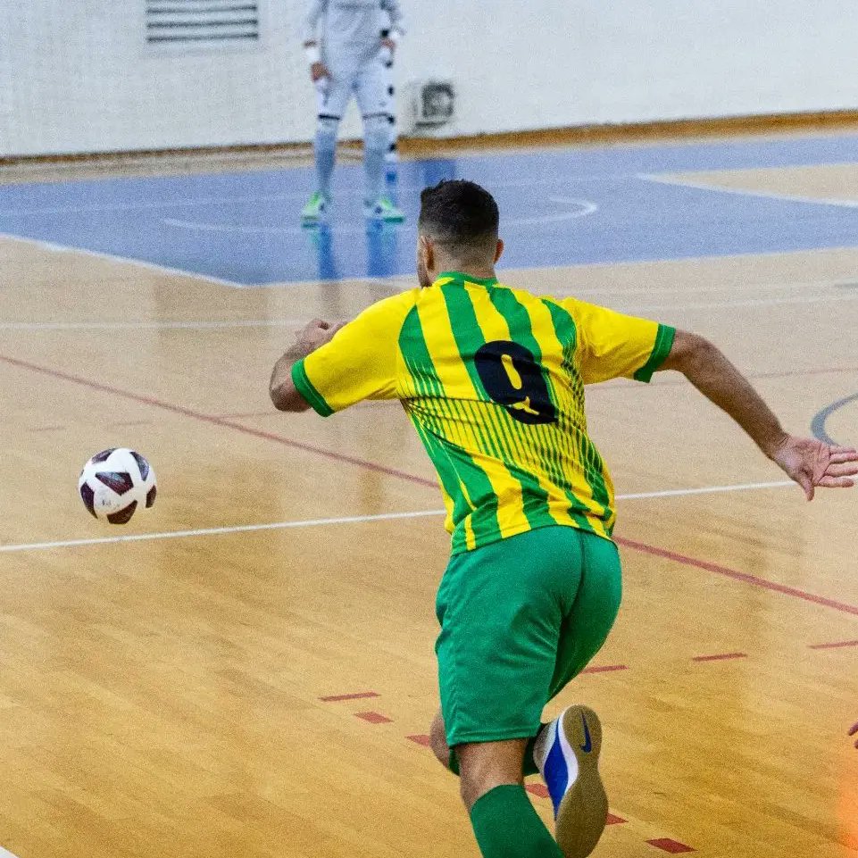 entorno5x5's tweet photo. ⬆️ Ascenso a Serie A2 🇮🇹

🗞️ El jugador español @EricTabares11 🇪🇦 ha logrado el ascenso a la Serie 🅰️2️⃣ con su equipo, el #TombesiC5Ortona 🇮🇹 de la Serie B italiana 👏🏻

#Italia #Espana #España #futsal #5x5 https://t.co/lBE9KIrMVw