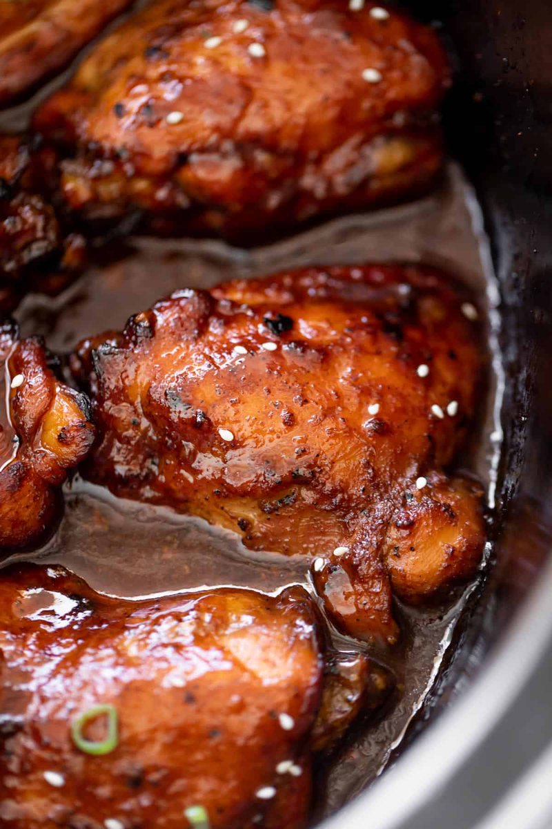The BEST Slow Cooker Honey Garlic Chicken Recipe *** Juicy Slow Cooker Honey Garlic Chicken Thighs with the best sauce, you will want to put it on everything! Crock pot chicken recipe. foodie.cm/slowcooker/?sr…