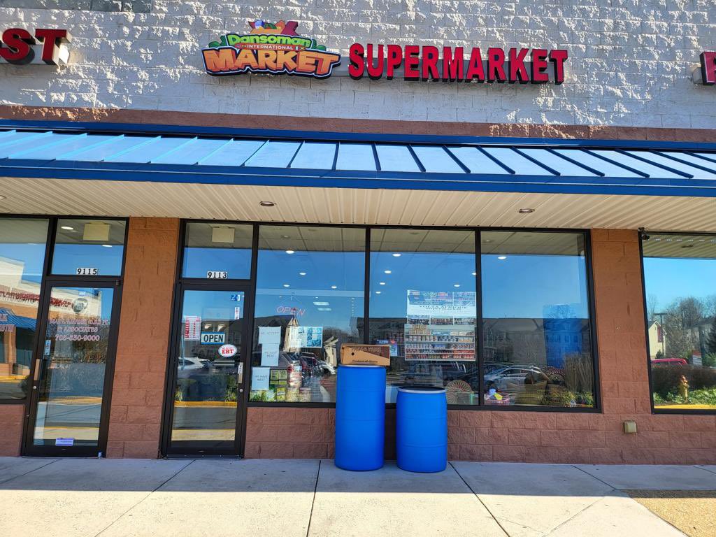 UndiscoveredGh1's tweet photo. Discover the Best of Africa at Dansoman Int. Market in Manassas Park, VA. Eric Krofah, CEO, has curated a collection of products that capture the essence of African culture &amp; tradition. With a friendly staff always willing to help. #UndiscoveredGhana https://t.co/NTyK8ekPVO