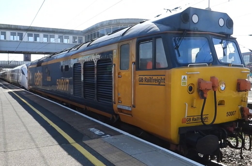 DanSpotter86's tweet image. Avantis New Toy!!!

Here's a shot of @GBRailfreight Class 50007 Dreagging Avanti West Coast Class 805001 working the 5Q70 Old Dalby to Oxley Depot on April 3rd. 
#Class50 #class805 #avantiwestcoast #5Q70 #Wolverhampton