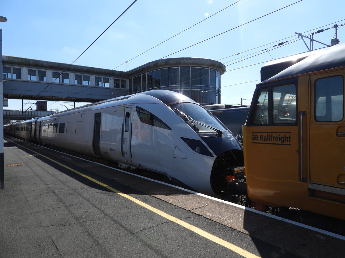 DanSpotter86's tweet image. Avantis New Toy!!!

Here's a shot of @GBRailfreight Class 50007 Dreagging Avanti West Coast Class 805001 working the 5Q70 Old Dalby to Oxley Depot on April 3rd. 
#Class50 #class805 #avantiwestcoast #5Q70 #Wolverhampton