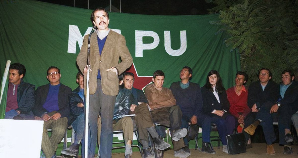 AUnidadPopular's tweet photo. Rodrigo Ambrosio, secretario general del MAPU, en Abril de 1972.
Colección de fotografías de Mario Aguirre Montaldo. Colorizada por Javier Duharte.
#UnidadPopular #Chile #Fotografia #Colorizacion https://t.co/yCarvmwvxV