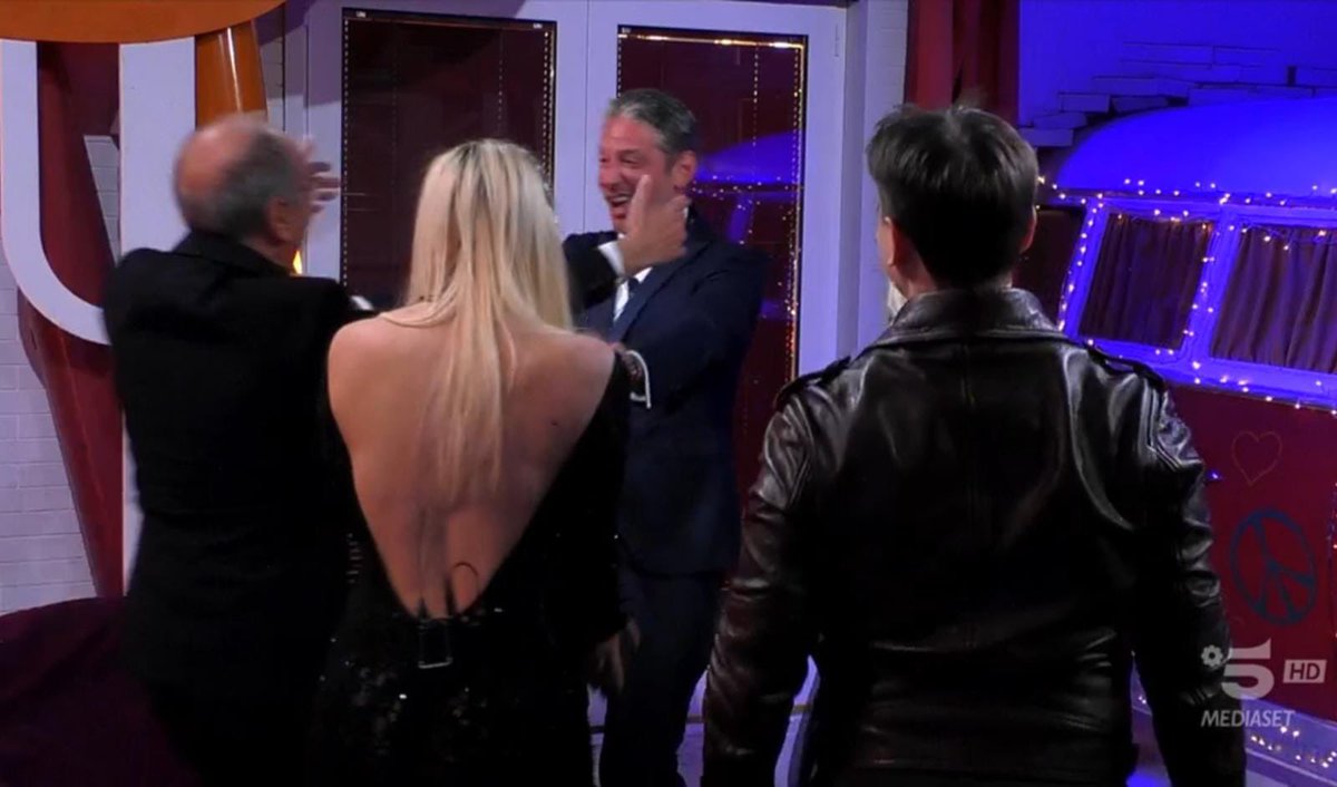 fanta_GFVIP's tweet photo. Famiglia incorvassi ✈️ CHE MERAVIGLIA! 

#nikiters #oriele #gioiellers #donnalisi #incorvassi #fantagfvip #gfvip https://t.co/DgjsfzbIP8