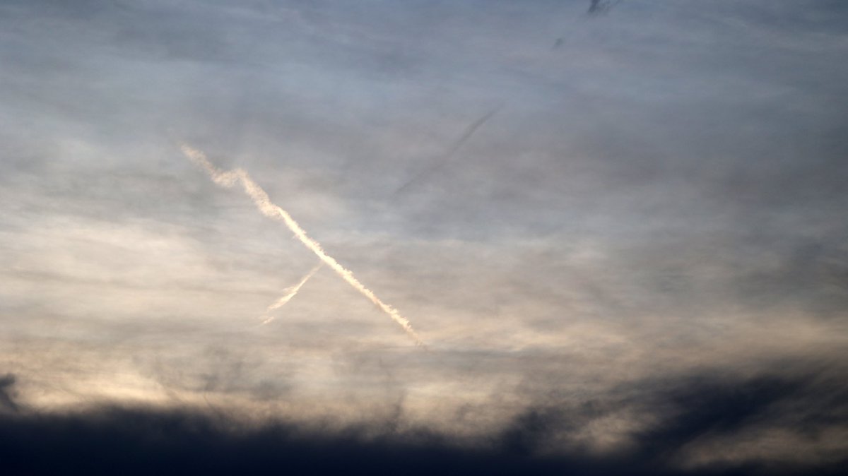 AnnBruen's tweet photo. X marks the spot - contrails over Dublin Bay from Sutton Strand this evening. These contrails seen criss-crossing the sky are created from water vapour coming out of an aircraft's engines.
#sutton #suttonstrand #contrails #skytrails https://t.co/tXpzxS1La5