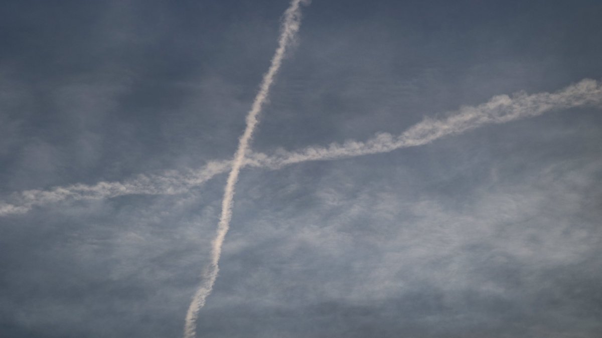 AnnBruen's tweet photo. X marks the spot - contrails over Dublin Bay from Sutton Strand this evening. These contrails seen criss-crossing the sky are created from water vapour coming out of an aircraft's engines.
#sutton #suttonstrand #contrails #skytrails https://t.co/tXpzxS1La5