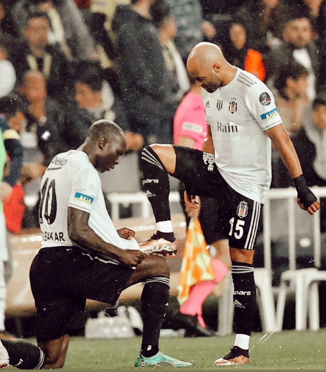 Kahveye geldi... 
Geldi, lafını söyledi gitti. 
Abla geldi bir tufan, gitti bir boran...
Gövde üstünde baş, baş üstünde akıl bırakmadı. 
Esti geçti. 
Bir o, bir de ondan kara bir oğlan...
Halit Ağa, benim aklım bu işlere ermez. 
Ama bu yaşa geldim, bu kadar hasım gördüm,