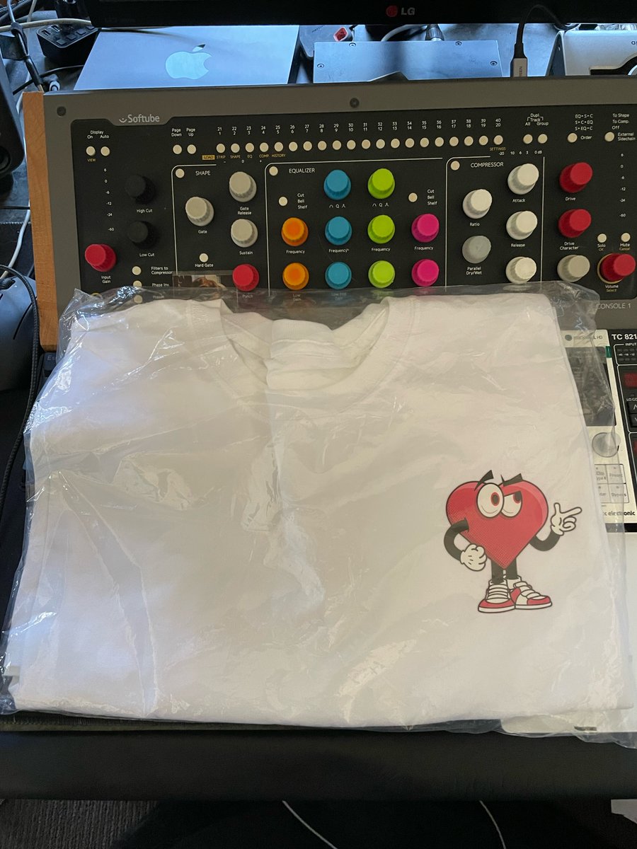 Thank you for the T-shirt @_SNEAKERBOX_ <a href="/sneakerboxClyde/">CLYDE</a>