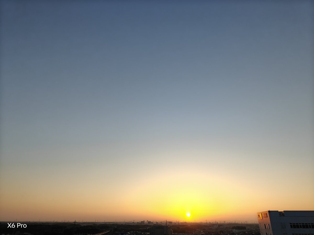 WerthLeon1's tweet photo. 日の出前から追ってみた。
１・２共に、×1
１。5:23 #x70Pro+ → #FindX6Pro
２。5:33 #x70Pro+ → #FindX6Pro https://t.co/3b81giftGH