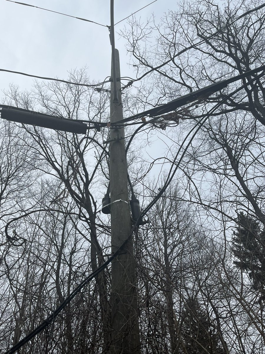 ShaneAlimac's tweet photo. Hey @Bell @Bell_Support me again! Second service tech came and gone with no repair. They can’t relay the message that wires need repaired and I can’t send pictures to your phone answering service.
Here we are again
New ticket number 6927338 please help! https://t.co/LlkIBMHEFp