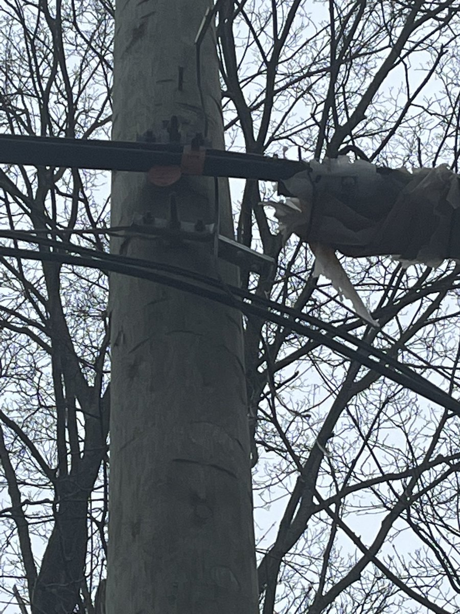 ShaneAlimac's tweet photo. Hey @Bell @Bell_Support me again! Second service tech came and gone with no repair. They can’t relay the message that wires need repaired and I can’t send pictures to your phone answering service.
Here we are again
New ticket number 6927338 please help! https://t.co/LlkIBMHEFp
