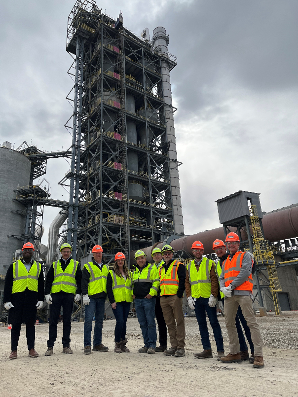 hd_materialsNA's tweet photo. Great to have representatives from the @Indiana_EDC at the Mitchell Plant on March 21 for a discussion around the expansion project and the impact that it will have on the local and regional economy of Indiana. #CountdownToClinker
Read more here: https://t.co/zHoUeRdfk3 https://t.co/nxAKCYMoI0