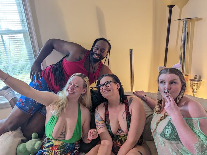 Ooh? What are we getting into? @Sophie_Flame @omghbomb https://t.co/SVFwr0A9ij<a class="tags" target="_blank" title="On Twitter" href="/?out=eyJ0eXAiOiJKV1QiLCJhbGciOiJIUzUxMiJ9.eyJpYXQiOjE3MjQ2ODM3ODksImlzcyI6InR3cG9ybnN0YXJzLmNvbSIsIm5iZiI6MTcyNDY4Mzc4OSwiZXhwIjoxNzU2MjE5Nzg5LCJyZWRpcmVjdF91cmwiOiJodHRwczovL3R3aXR0ZXIuY29tL1NvcGhpZV9GbGFtZSJ9.UukJ7QLN0cdKVEoLb1BSLZAhQ2aVorEX5yE3CCO_grbBUYcMDKGDRDGQz5Azpfps8ALOHzTkLef80grBR3NUKw">@Sophie_Flame</a><a class="tags" target="_blank" title="On Twitter" href="/?out=eyJ0eXAiOiJKV1QiLCJhbGciOiJIUzUxMiJ9.eyJpYXQiOjE3MjQ2ODM3ODksImlzcyI6InR3cG9ybnN0YXJzLmNvbSIsIm5iZiI6MTcyNDY4Mzc4OSwiZXhwIjoxNzU2MjE5Nzg5LCJyZWRpcmVjdF91cmwiOiJodHRwczovL3R3aXR0ZXIuY29tL29tZ2hib21iIn0.EC_2I3jZRIgDKWttjGqhpQcXJhtd775BWmqFwLk4FX_gRpsH9HKMtszkzx4plLOyAeIWM99iNZJAaQ9Cmyastg">@omghbomb</a><a href="/tag/sexy"class="tags"><span>#sexy</span></a><a href="/tag/bbc"class="tags"><span>#bbc</span></a><a href="/tag/shootingday"class="tags"><span>#shootingday</span></a><a href="/tag/contentcreators"class="tags"><span>#contentcreators</span></a>