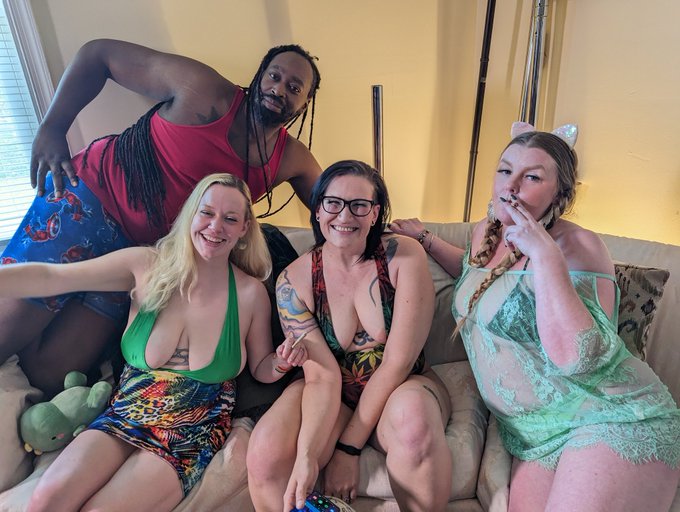 Ooh? What are we getting into? @Sophie_Flame @omghbomb https://t.co/SVFwr0A9ij<a class="tags" target="_blank" title="On Twitter" href="/?out=eyJ0eXAiOiJKV1QiLCJhbGciOiJIUzUxMiJ9.eyJpYXQiOjE3MjQ2ODM3ODksImlzcyI6InR3cG9ybnN0YXJzLmNvbSIsIm5iZiI6MTcyNDY4Mzc4OSwiZXhwIjoxNzU2MjE5Nzg5LCJyZWRpcmVjdF91cmwiOiJodHRwczovL3R3aXR0ZXIuY29tL1NvcGhpZV9GbGFtZSJ9.UukJ7QLN0cdKVEoLb1BSLZAhQ2aVorEX5yE3CCO_grbBUYcMDKGDRDGQz5Azpfps8ALOHzTkLef80grBR3NUKw">@Sophie_Flame</a><a class="tags" target="_blank" title="On Twitter" href="/?out=eyJ0eXAiOiJKV1QiLCJhbGciOiJIUzUxMiJ9.eyJpYXQiOjE3MjQ2ODM3ODksImlzcyI6InR3cG9ybnN0YXJzLmNvbSIsIm5iZiI6MTcyNDY4Mzc4OSwiZXhwIjoxNzU2MjE5Nzg5LCJyZWRpcmVjdF91cmwiOiJodHRwczovL3R3aXR0ZXIuY29tL29tZ2hib21iIn0.EC_2I3jZRIgDKWttjGqhpQcXJhtd775BWmqFwLk4FX_gRpsH9HKMtszkzx4plLOyAeIWM99iNZJAaQ9Cmyastg">@omghbomb</a><a href="/tag/nude"class="tags"><span>#nude</span></a><a href="/tag/dreads"class="tags"><span>#dreads</span></a><a href="/tag/bbc"class="tags"><span>#bbc</span></a><a href="/tag/prettyfeet"class="tags"><span>#prettyfeet</span></a><a href="/tag/losingweight"class="tags"><span>#losingweight</span></a><a href="/tag/bigblack"class="tags"><span>#bigblack</span></a>