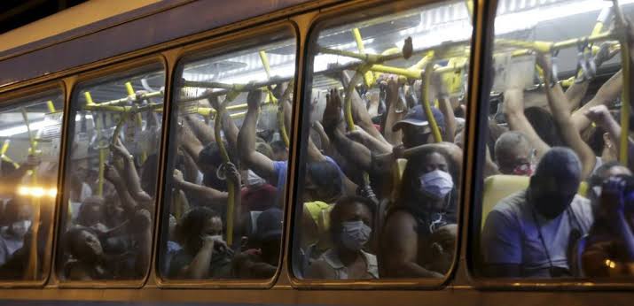 sieredu62's tweet photo. Que bom que Besouro Azul não se passa no Brasil né? Porque cortar um ônibus no meio ia ser pau a pau com a cena do trem em Invincible. https://t.co/clorvJaB70